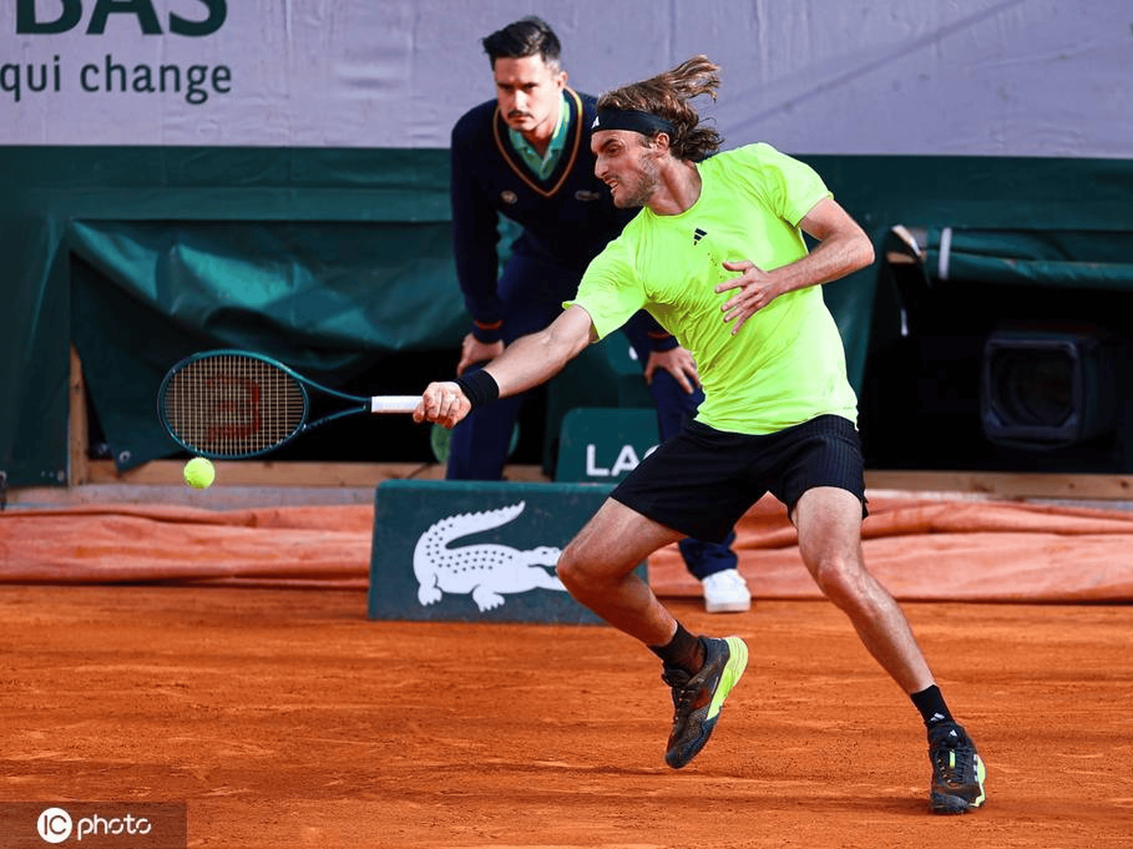 包含法国网球队鏖战欧洲网球队，西西帕斯送出助攻的词条