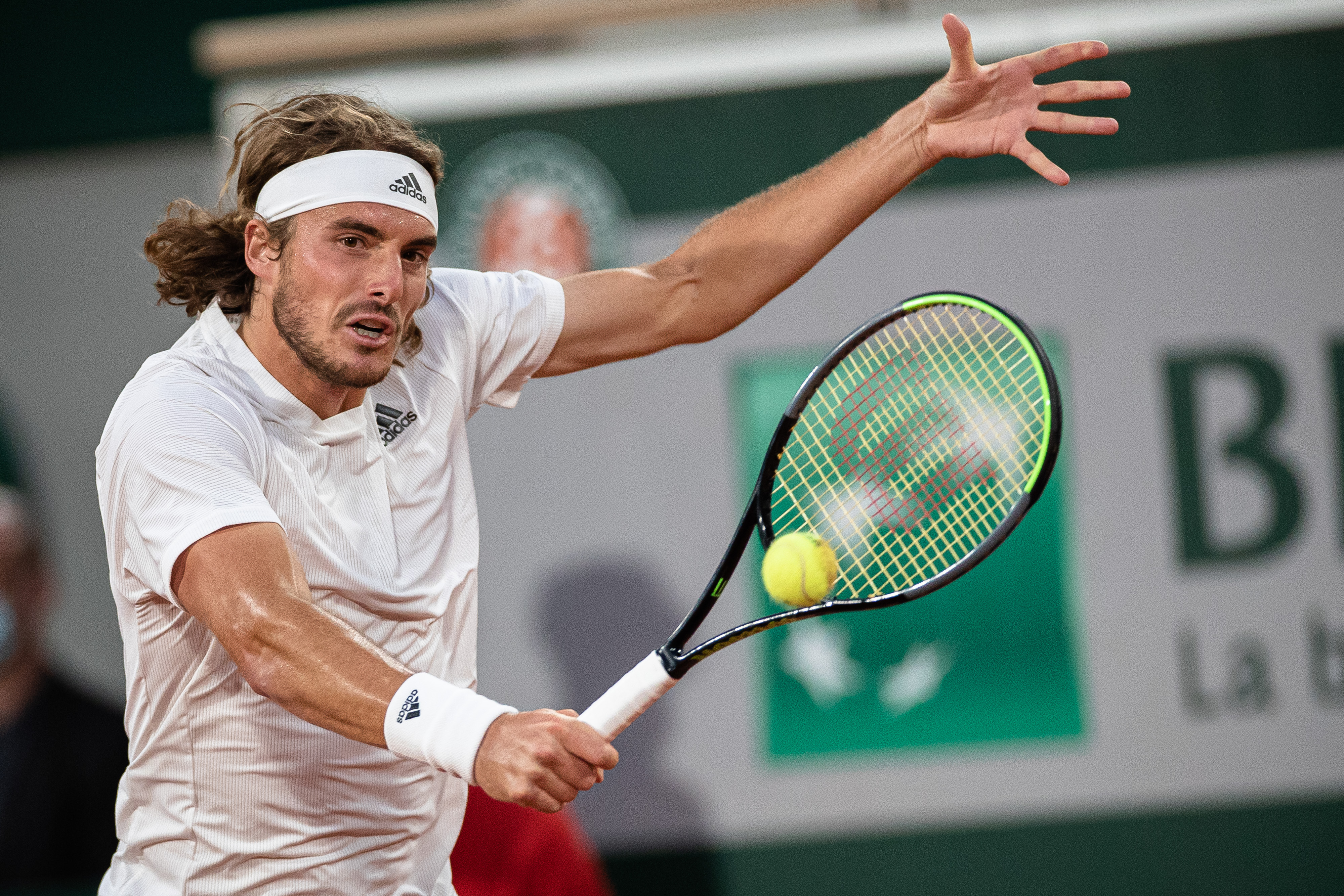 包含法国网球队鏖战欧洲网球队，西西帕斯送出助攻的词条