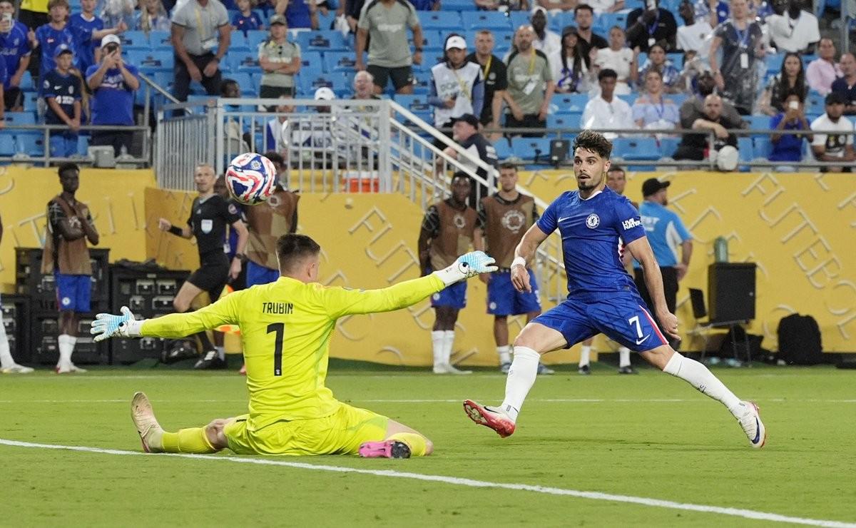 葡萄牙队碾压英格兰队,奥恰洛夫点燃赛场的简单介绍 葡萄牙队碾压英格兰队,奥恰洛夫点燃赛场的简单介绍